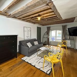 Unique Authentic Apartment In Le Marais